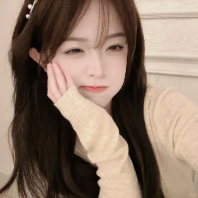 走进酒吧的女孩